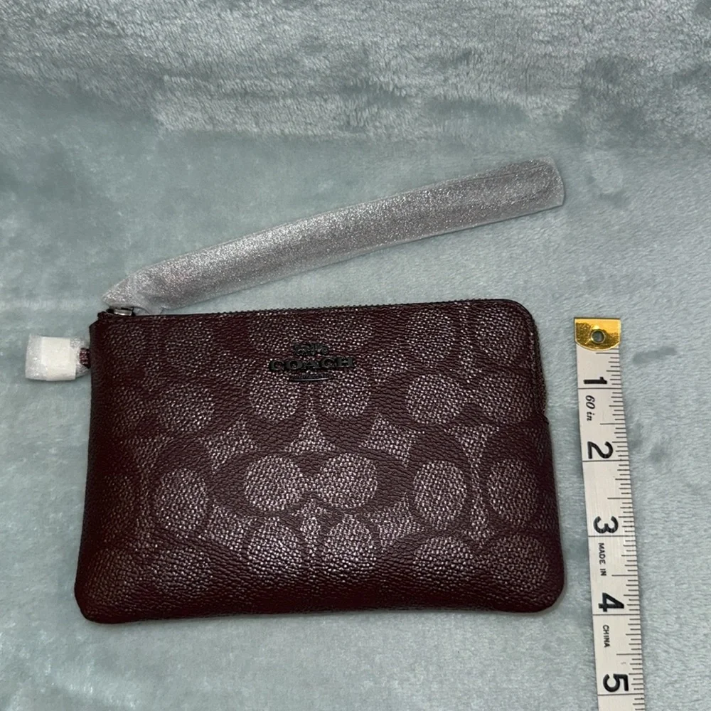 Coach corner zip